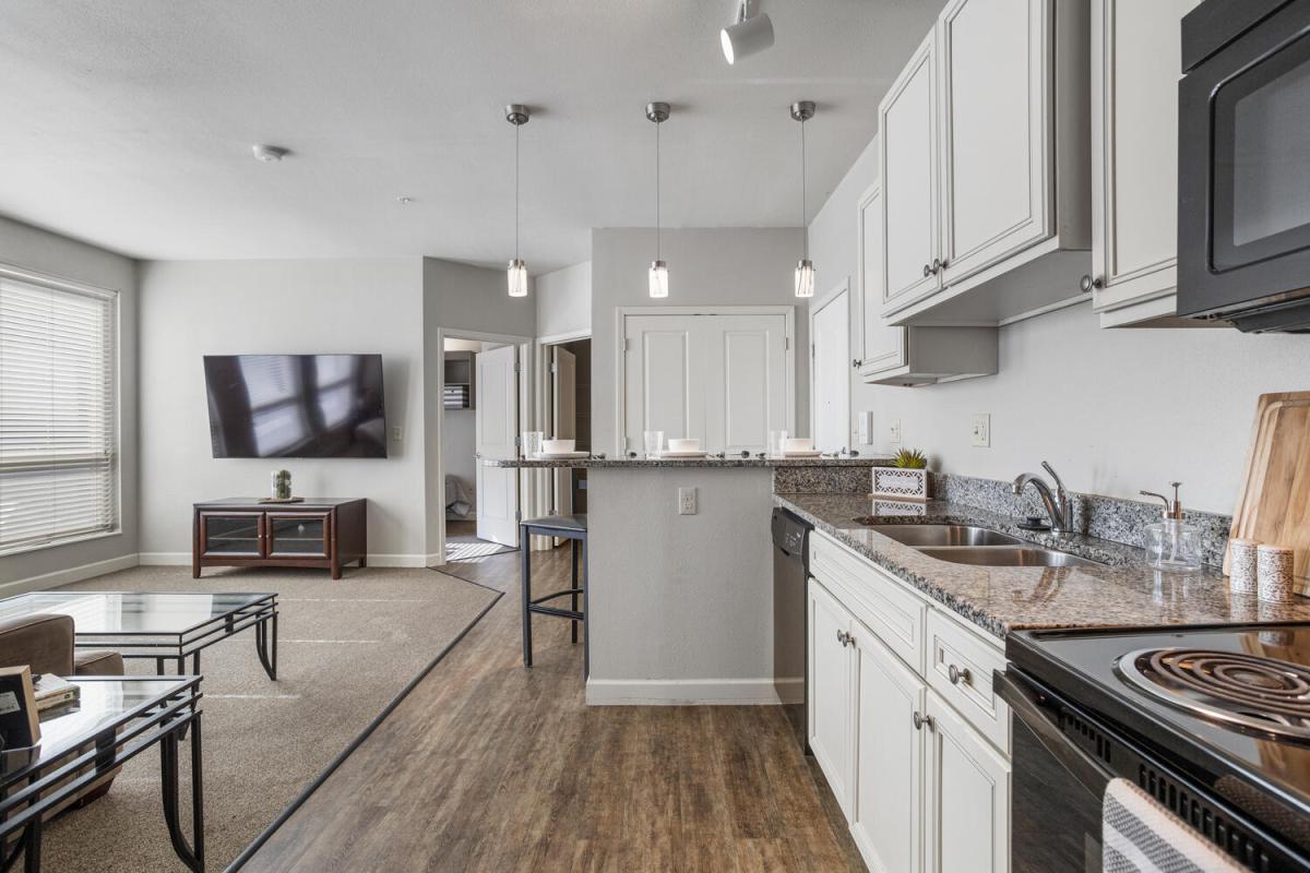 Kitchen & Dining