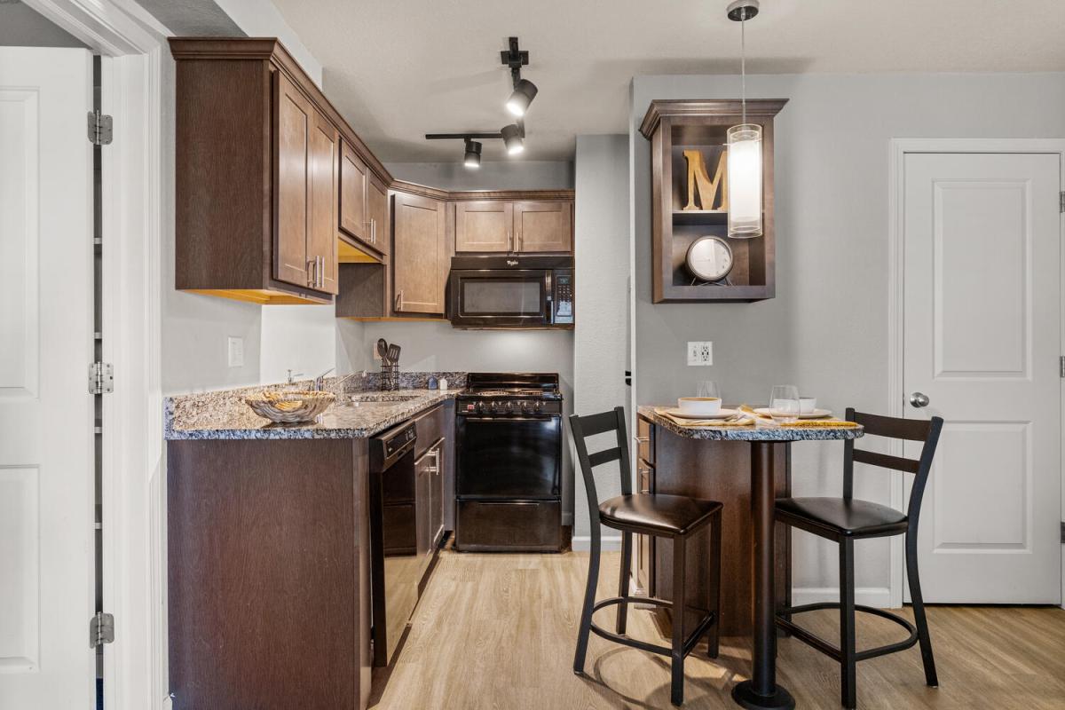 Kitchen & Dining